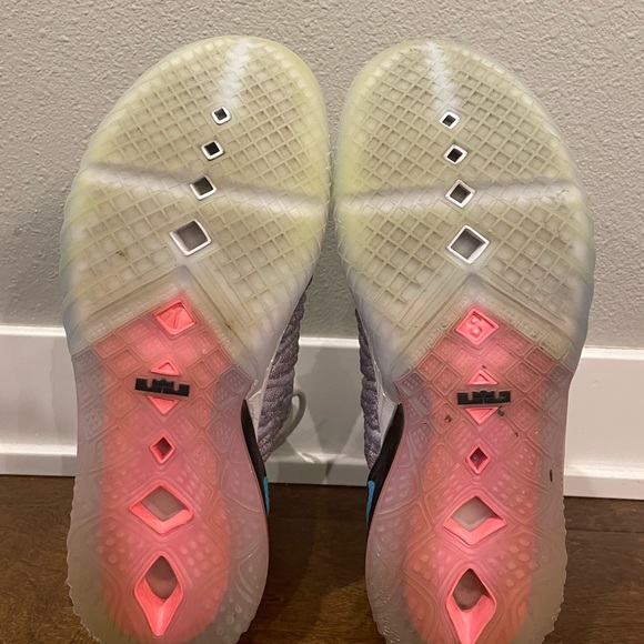 *SOLD EBAY* ๐ Nike Lebron 18 Graffiti Blue Muti-Color (CQ9283-900) Size 8.5 - Picture 4 of 5